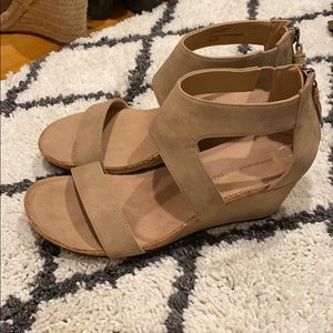 Women’s Size 6 1/2 tan wedge sandal
